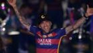 3 أيام تفصل الإعلان عن صفقة انتقال ألفيش ليوفنتوس