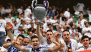 جماهير ريال مدريد تحتفل في ساحة برشلونة.. وهتاف خاص لبيكيه