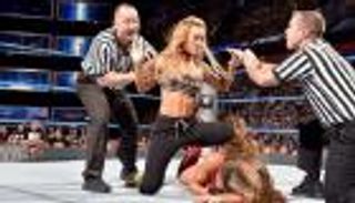 كارميلا تفسد عودة نيكي بيلا لعرض "سماكدون" بالاعتداء عليها