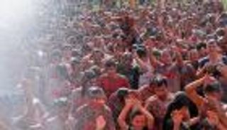 بالفيديو.. تعرف على قوانين معركة الطماطم في كولومبيا