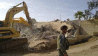 الاحتلال يعتقل 11 فلسطينيًّا ويهدم منزل شهيد في الضفة