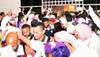 الجماهير العيناوية تستقبل الزعيم بالورود