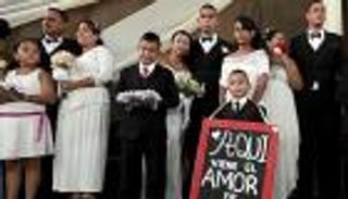 بالفيديو.. 17 سجيناً كولومبياً يقترنون بحبيباتهم خلف القضبان