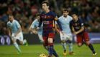 ميسي يقلد كرويف في تنفيذ ركلة جزاء مثيرة للجدل