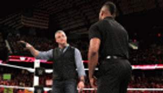 بالفيديو: فينس ماكمان يستدعي الأمن لطرد ابنه شين من عرض "رو"