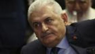 طائرات حربية تحلق بسماء أنقرة ودوي إطلاق نار وإغلاق جسرين بإسطنبول