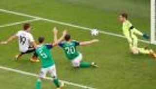 مدرب أيرلندا الشمالية يشيد بتألق حارسه رغم الخسارة