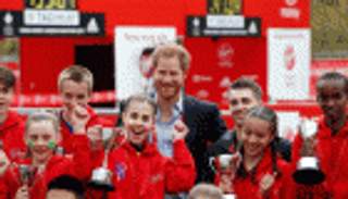 الأمير هاري يفكر في الإنجاب ويتمنى أن يكون عمًّا مرحًا