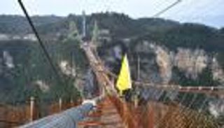 أطول جسر زجاجي في العالم يصل مراحله النهائية