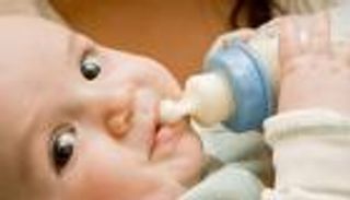 الرضاعة الصناعية المتهم الأول بتسوس أسنان الأطفال