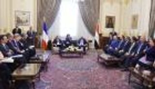 بالصور.. هولاند لنواب مصر: كونوا خصما لحكومتكم