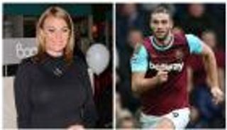 زوجة أندي كارول تحاول عرض كرة "هاتريك أرسنال" للبيع