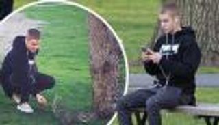 بالفيديو.. جاستن بيبر يتنزه حافيا ويطعم السناجب