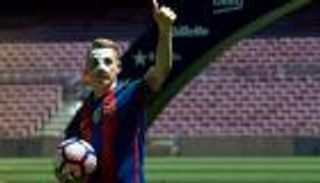 لوكاس ديني يبدأ رحلته مع برشلونة بالتغزل في نفسه