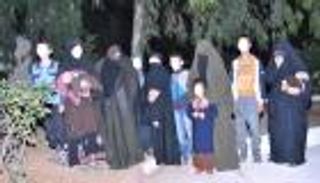 بالصور.. عائلات إرهابيين متحصنة في الجبال تسلم نفسها للجيش الجزائري
