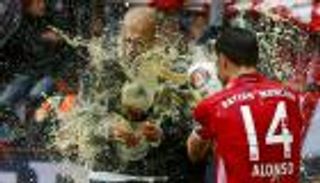 ألونسو يغرق جوارديولا احتفالا بلقب البوندسليجا