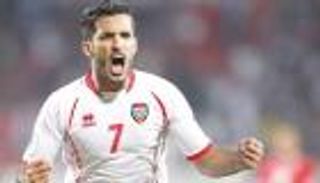 مبخوت يهدر فرصة التقدم الإماراتي على استراليا