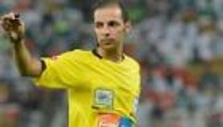 الاتحاد السعودي يوقف حكم مباراة الهلال والتعاون