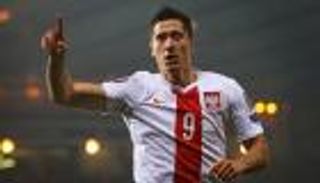 مدرب بولندا يطالب الحكام بحماية ليفاندوفسكي