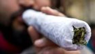 فيديو صادم.. طفل أمريكي يدخن 