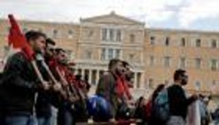 بالصور.. الشلل يصيب اليونان جراء إضرابات على الإصلاحات