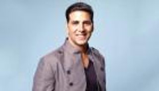 صورة .. أكشاي كومار يكرم قائد عملية إجلاء رعايا الهند باليمن