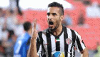 مبخوت يحتفظ بالكرة بعد تسجيل هاتريك بالدوري الإماراتي