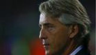 إيقاف مدرب إنتر لمهاجمته الحكام