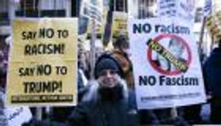 بالصور.. الاحتجاجات ضد ترامب تنتقل إلى قطع الطرق