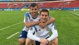 أجويرو يشيد بعودة ميسي وينتقد ملعب الأرجنتين