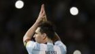 مدافع الأرجنتين يتوقع استمرار مسيرة ميسي الدولية