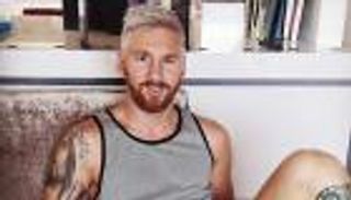 ميسي يكشف سر صبغ شعره باللون الأصفر