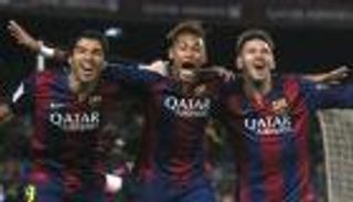 إنريكي يحل مشاكل برشلونة الهجومية بلاعبي الوسط