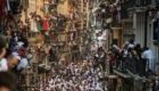 بالفيديو.. انطلاق مهرجان الركض أمام الثيران في إسبانيا