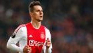 نابولي يتعاقد مع ميليك مهاجم منتخب بولندا 