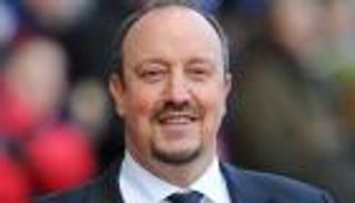 بينيتيز سعيد بهدية عيد ميلاده