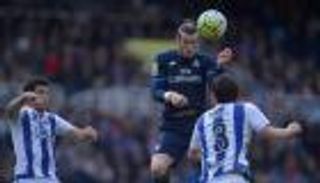 معلق تليفزيوني يشبه بيل بـ"دراكولا"