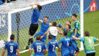 الصحف الإيطالية تحتفي بـ