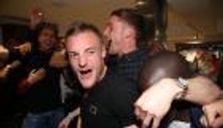 احتفالات لاعبي ليستر بالبريميرليج تدمر "تلفاز" فاردي