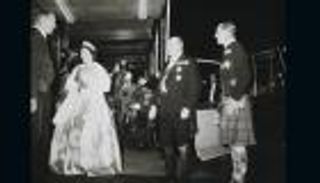 بالصور.. 90 عاما من أزياء ملكة بريطانيا