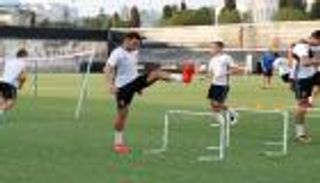 الحدادي يتدرب للمرة الأولى مع فالنسيا بعد انتقاله من برشلونة