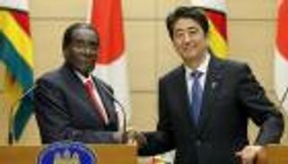 بالفيديو .. موجابي ينام في مؤتمر ورئيس وزراء اليابان ينصحه