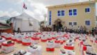  الإمارات  توزع مواد غذائية على اللاجئين اليمنيين في مقديشو