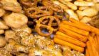 دراسة تنصح بتفادي تناول المقرمشات ليلا