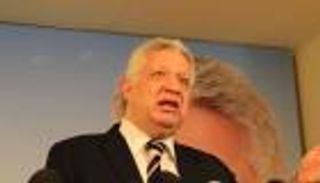 رئيس الزمالك ينصب نفسه مديرا للكرة مكررا سيناريو فيلم كوميدي