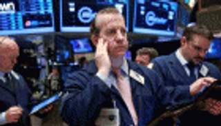 أسهم أمريكا تغلق منخفضة لكن تحقق مكاسب أسبوعية