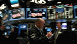 وول ستريت تسجل تغيرًا طفيفًا عند الفتح بعد بيانات قوية لمبيعات التجزئة