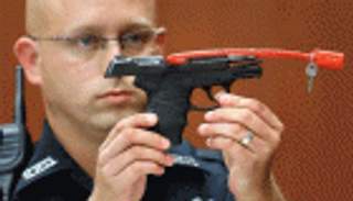 لن تصدق أعلى سعر في مزاد لبيع المسدس المستخدم في قتل صبي أمريكي أسود