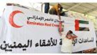 الهلال الأحمر الإماراتي يوزع مساعدات غذائية للنازحين في عدن