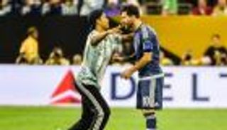 بالفيديو.. مشجع لميسي يرد على 